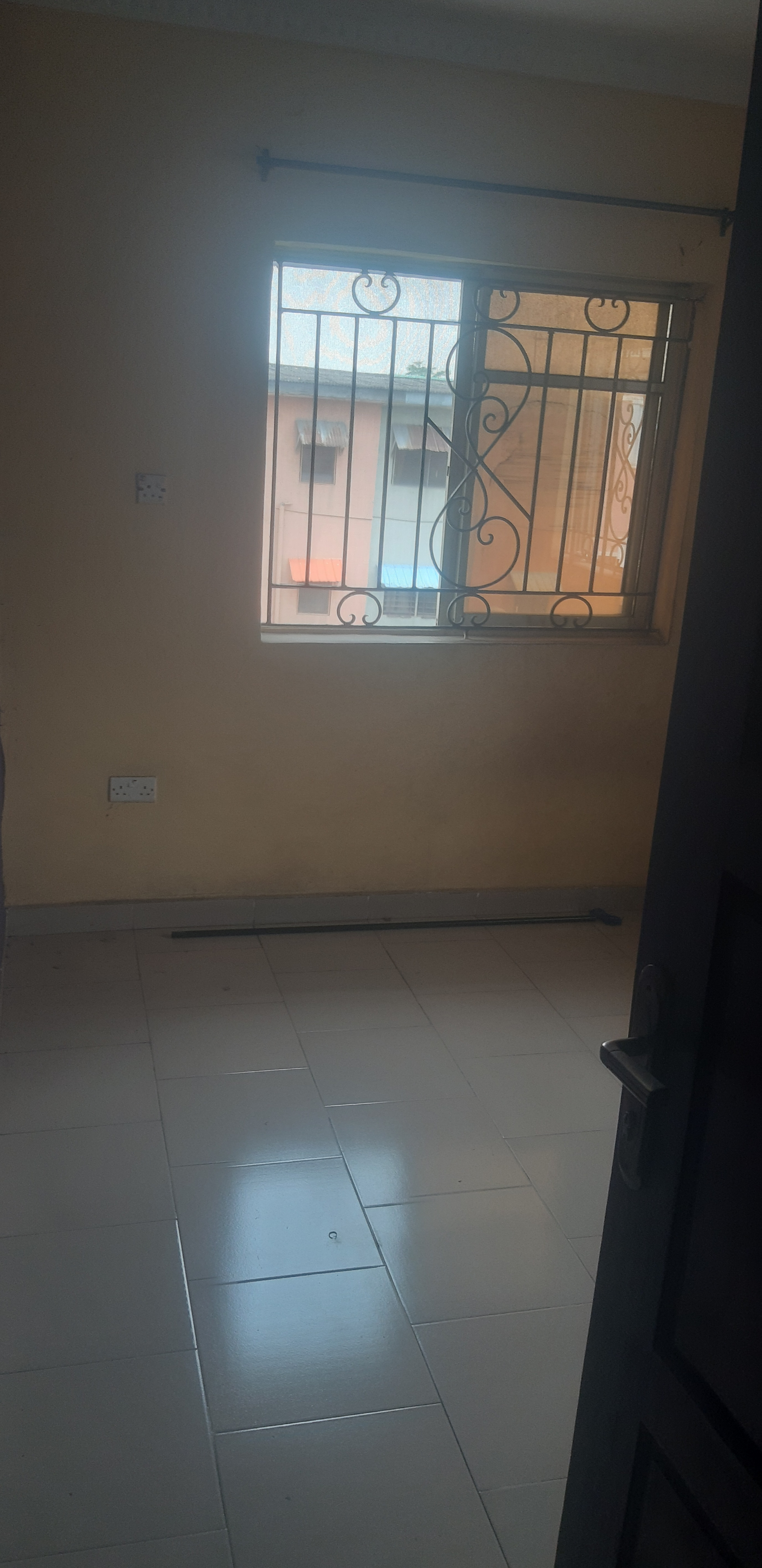 A lovely and nice good 3bedroom flat inside an estate