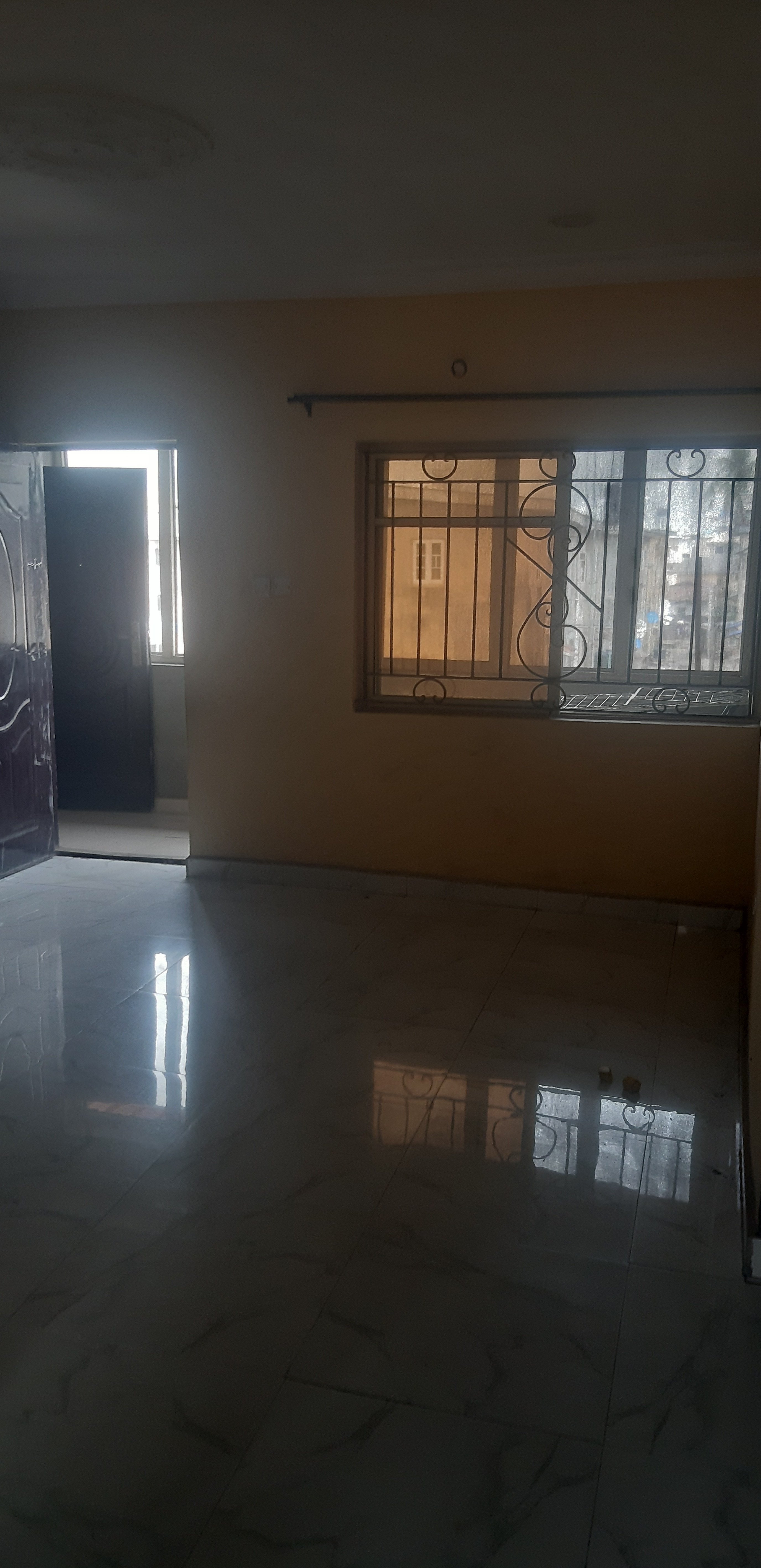 A lovely and nice good 3bedroom flat inside an estate