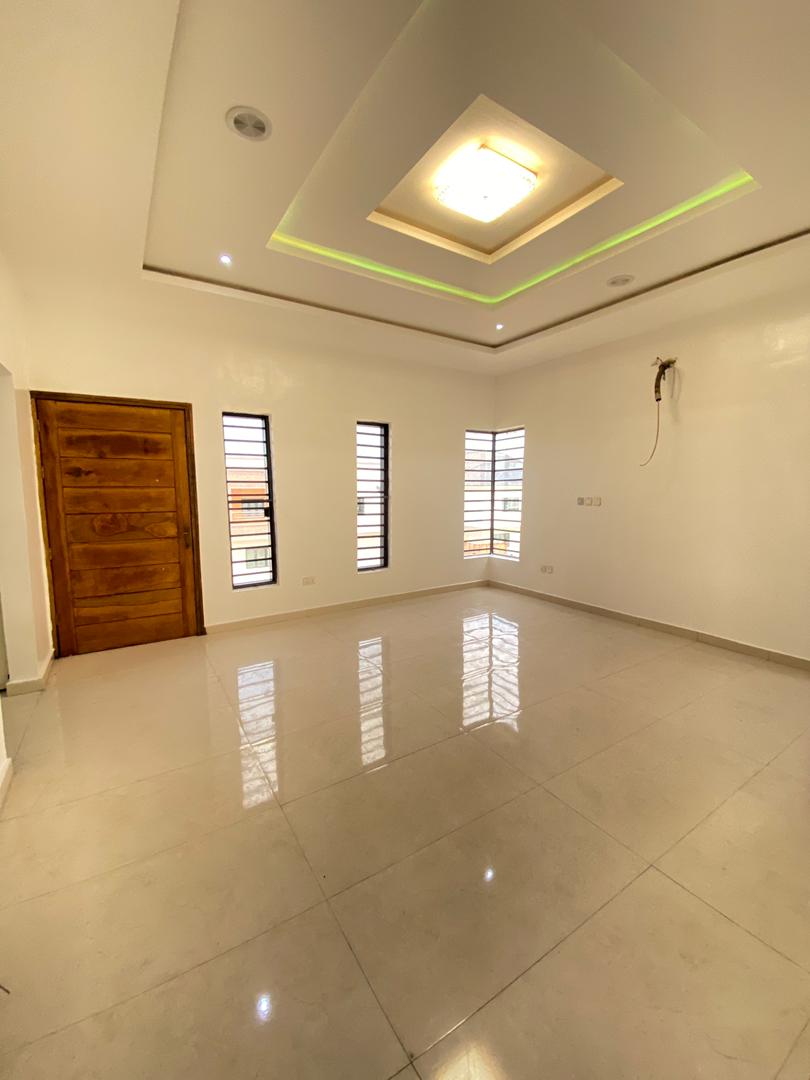 5 Bedrooms Serviced Fully-detached Duplex with BQ