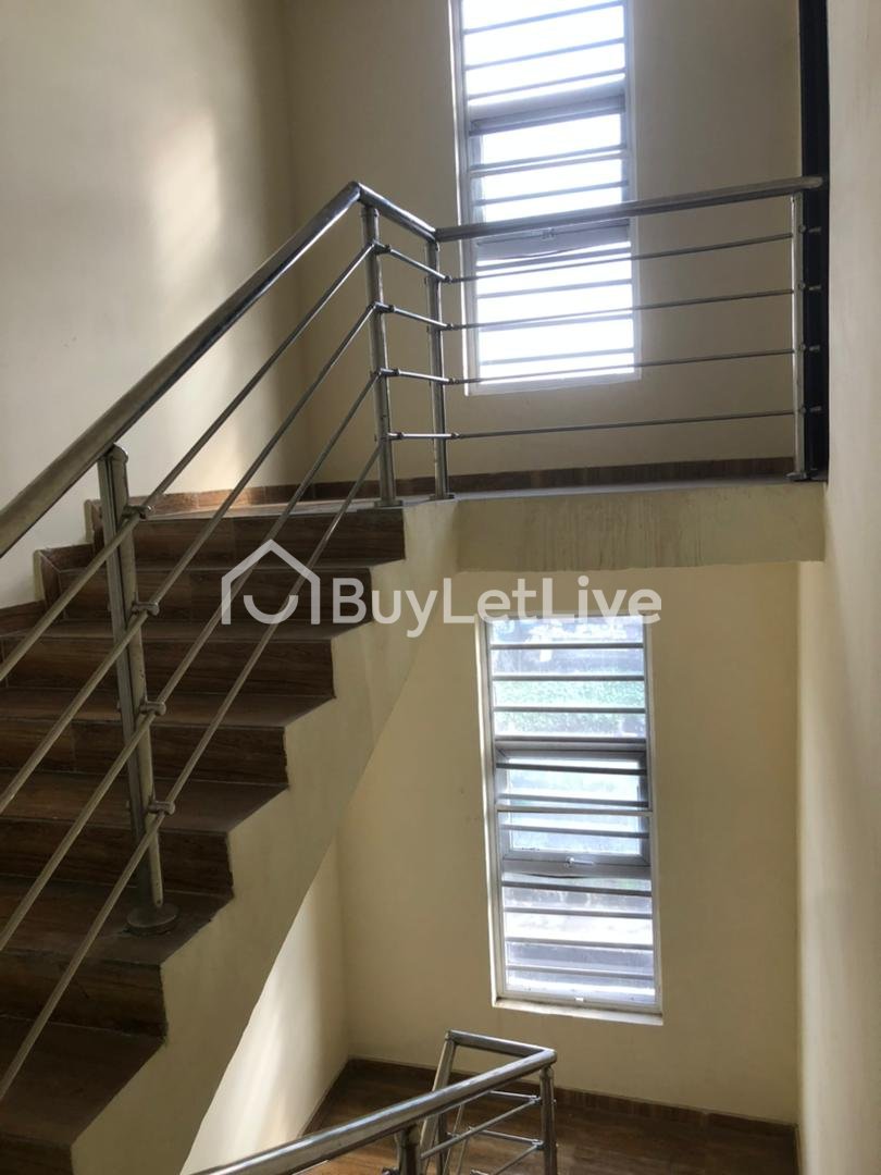 3 bedrooms Flat / Apartment for rent at Yaba