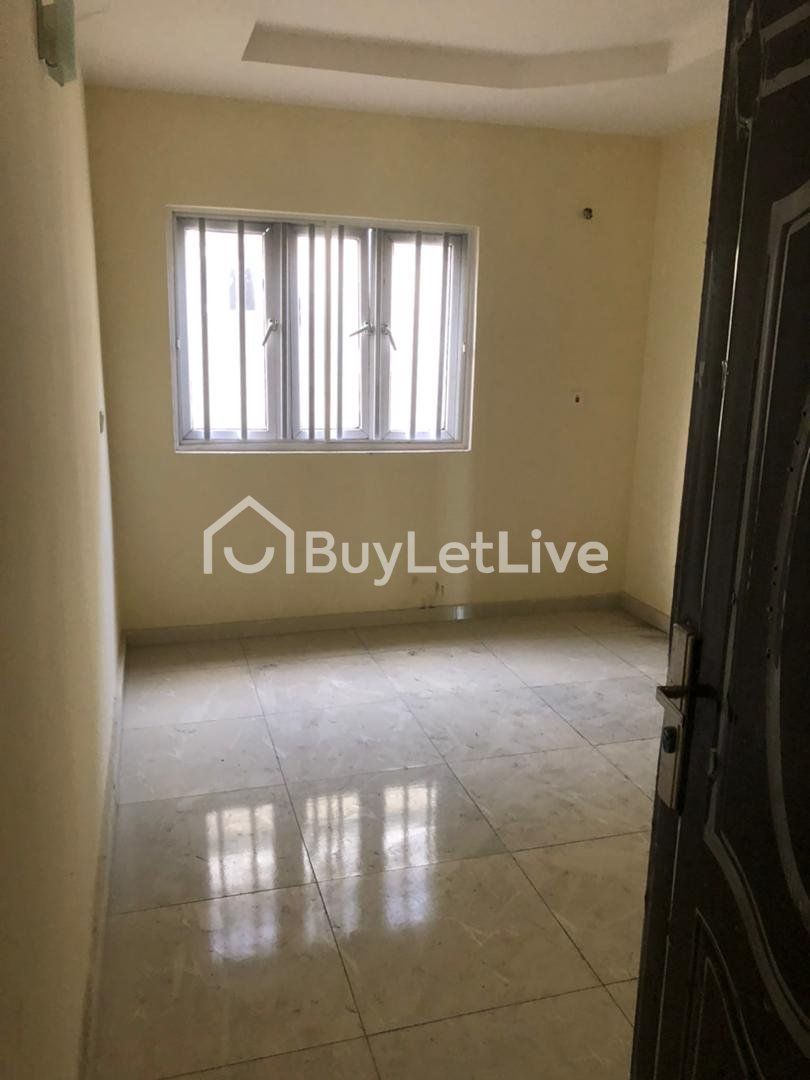 3 bedrooms Flat / Apartment for rent at Yaba